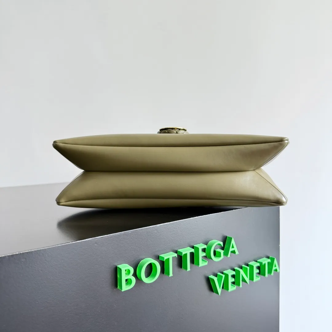Batch 1520 Inspired by the 1970s, the Bottega Veneta women's logo shoulder bag has a smooth leather surface that brings a clean and handsome feel, just like the neatness and tenacity of a working woman. The front buckle has high-quality hardware pendant body, the overall retro elegance, and the excellent leather feels soft. This Bottega Veneta series can be described as beautiful, weakening the complexity of the outfit, not competing for it, and only using the best quality to interpret itself. Style number: 806030 (small size) Size: 27*16*6cm
